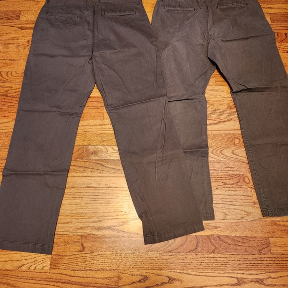 Old Navy Classic Khakis Mans Pants Size 38/36 set of 2 - Picture 4 of 4